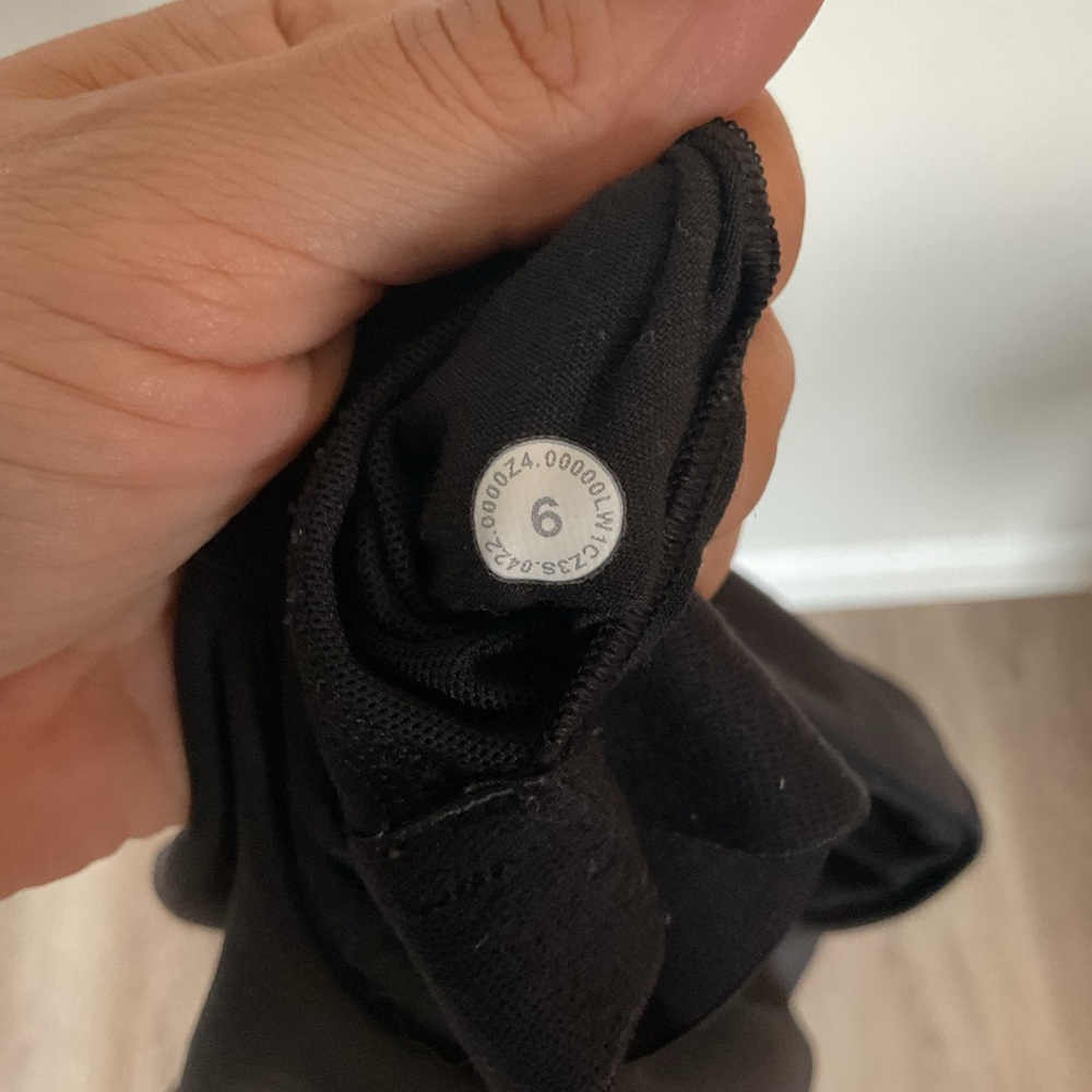 Lululemon Invigorate Training Tank Top women’s size 6 black - Picture 4 of 4